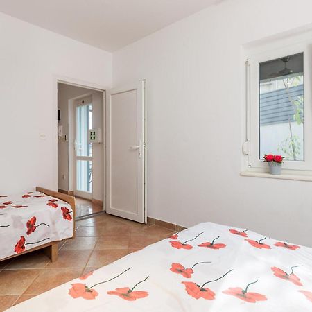 1 Bedroom Beautiful Apartment In Vrh Vrh  المظهر الخارجي الصورة