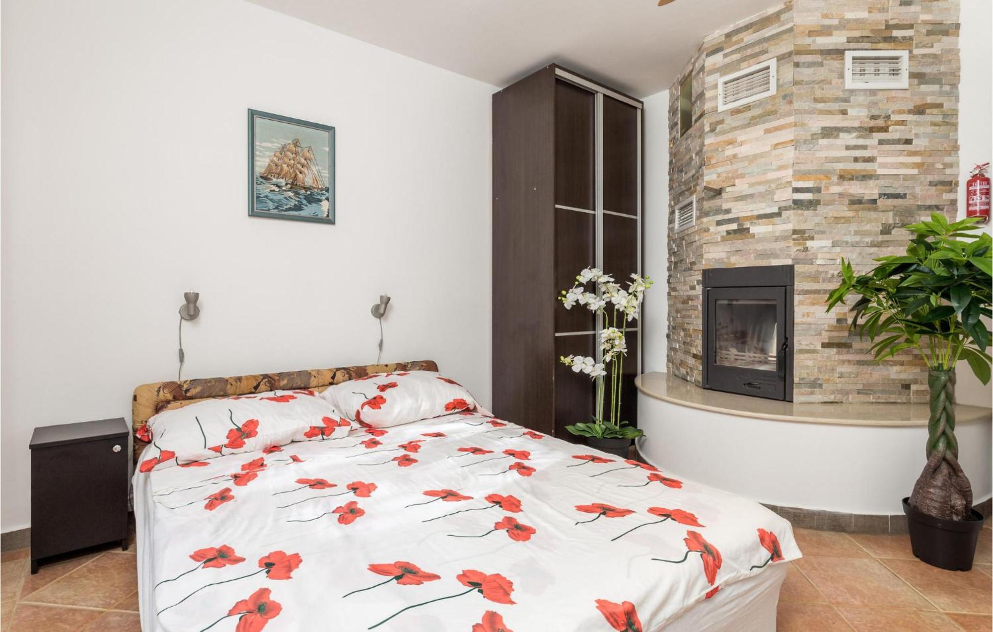 1 Bedroom Beautiful Apartment In Vrh Vrh  المظهر الخارجي الصورة