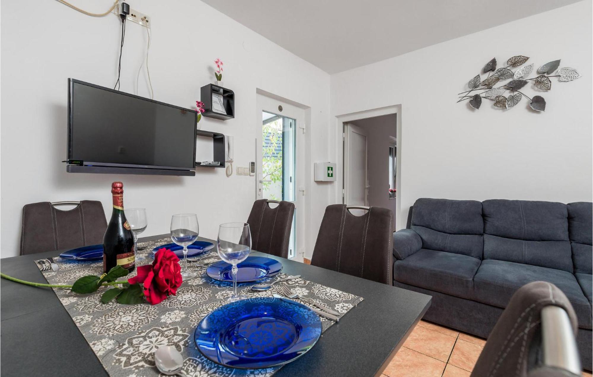1 Bedroom Beautiful Apartment In Vrh Vrh  المظهر الخارجي الصورة