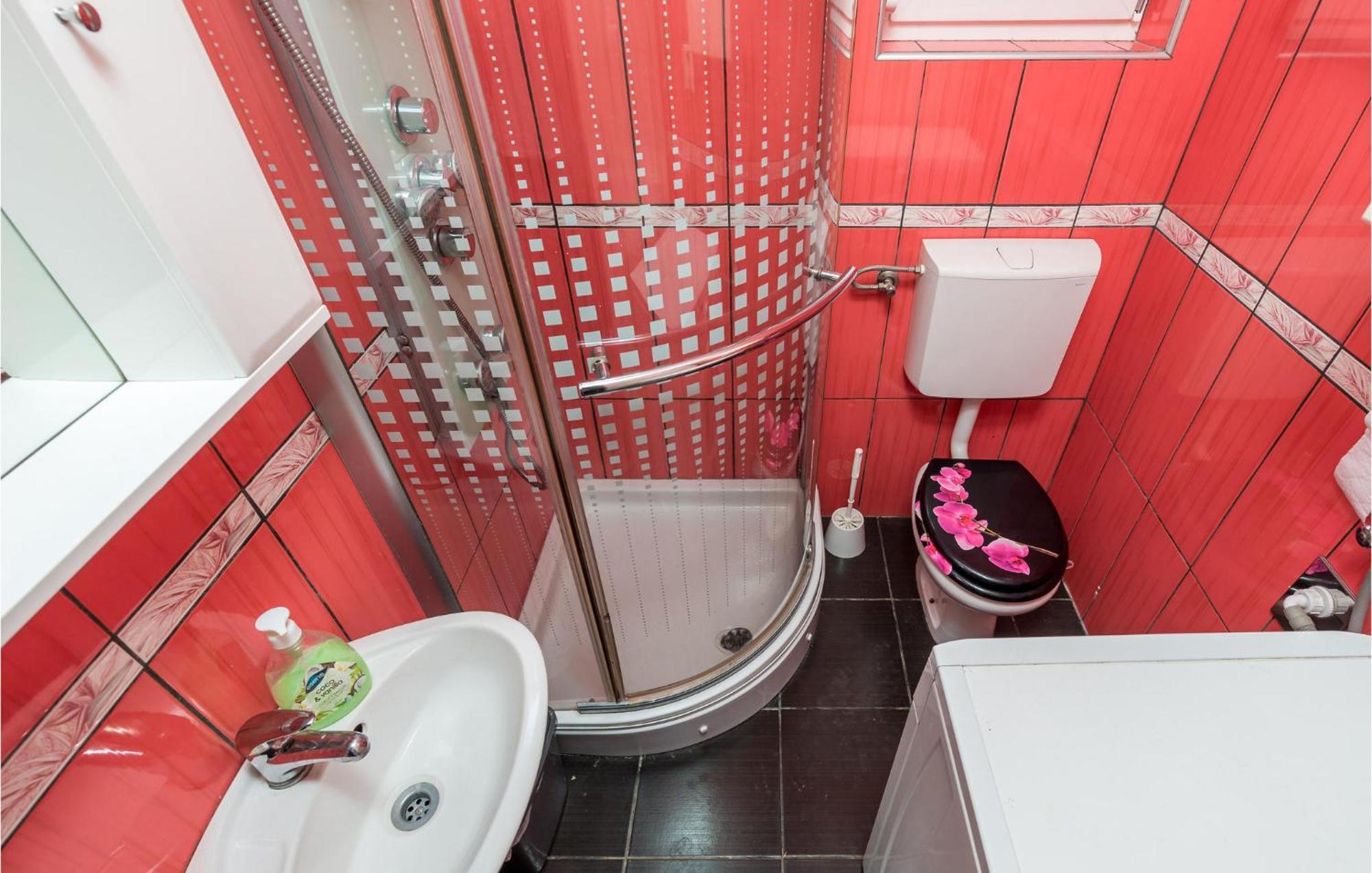 1 Bedroom Beautiful Apartment In Vrh Vrh  المظهر الخارجي الصورة