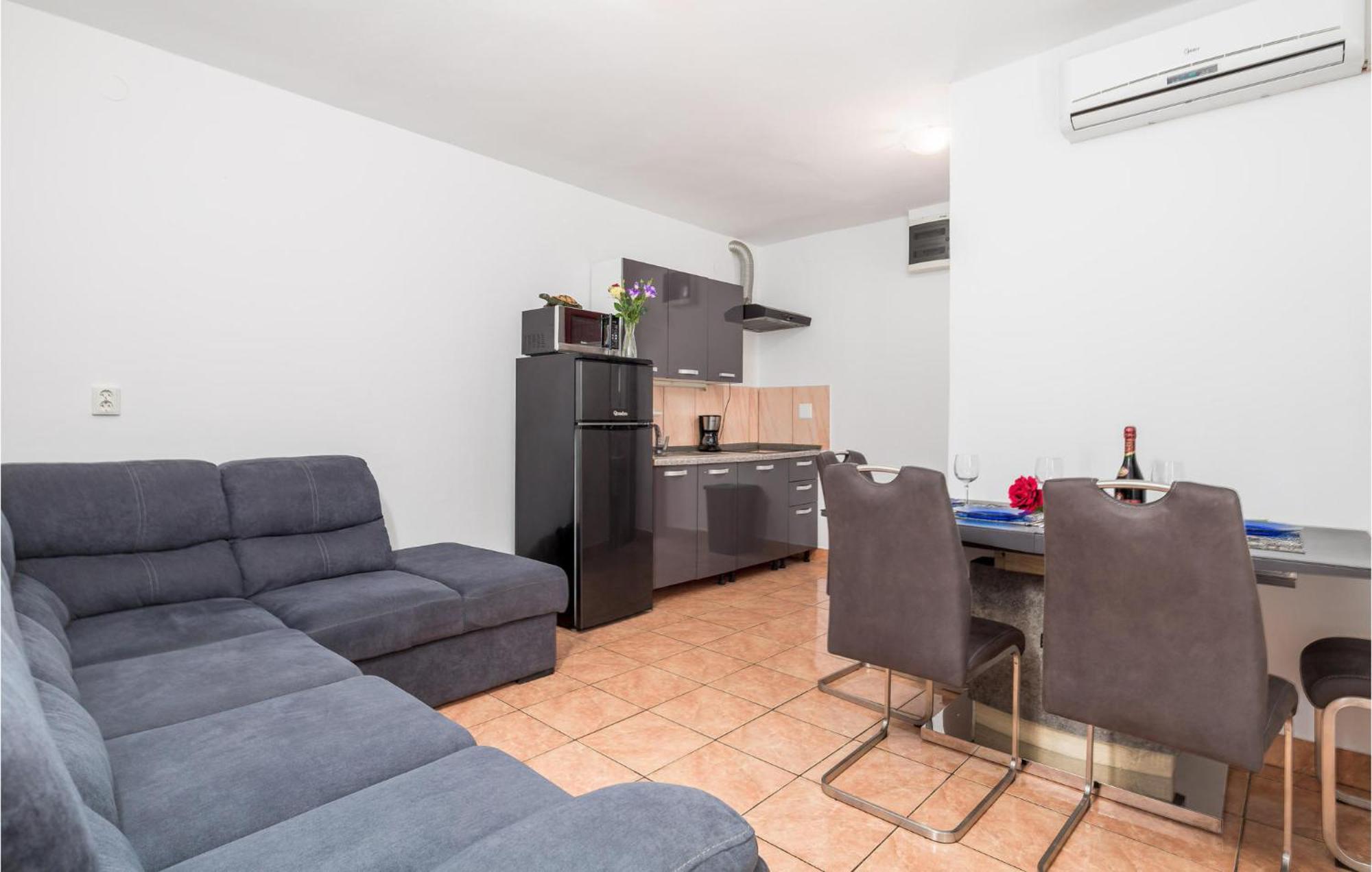 1 Bedroom Beautiful Apartment In Vrh Vrh  المظهر الخارجي الصورة