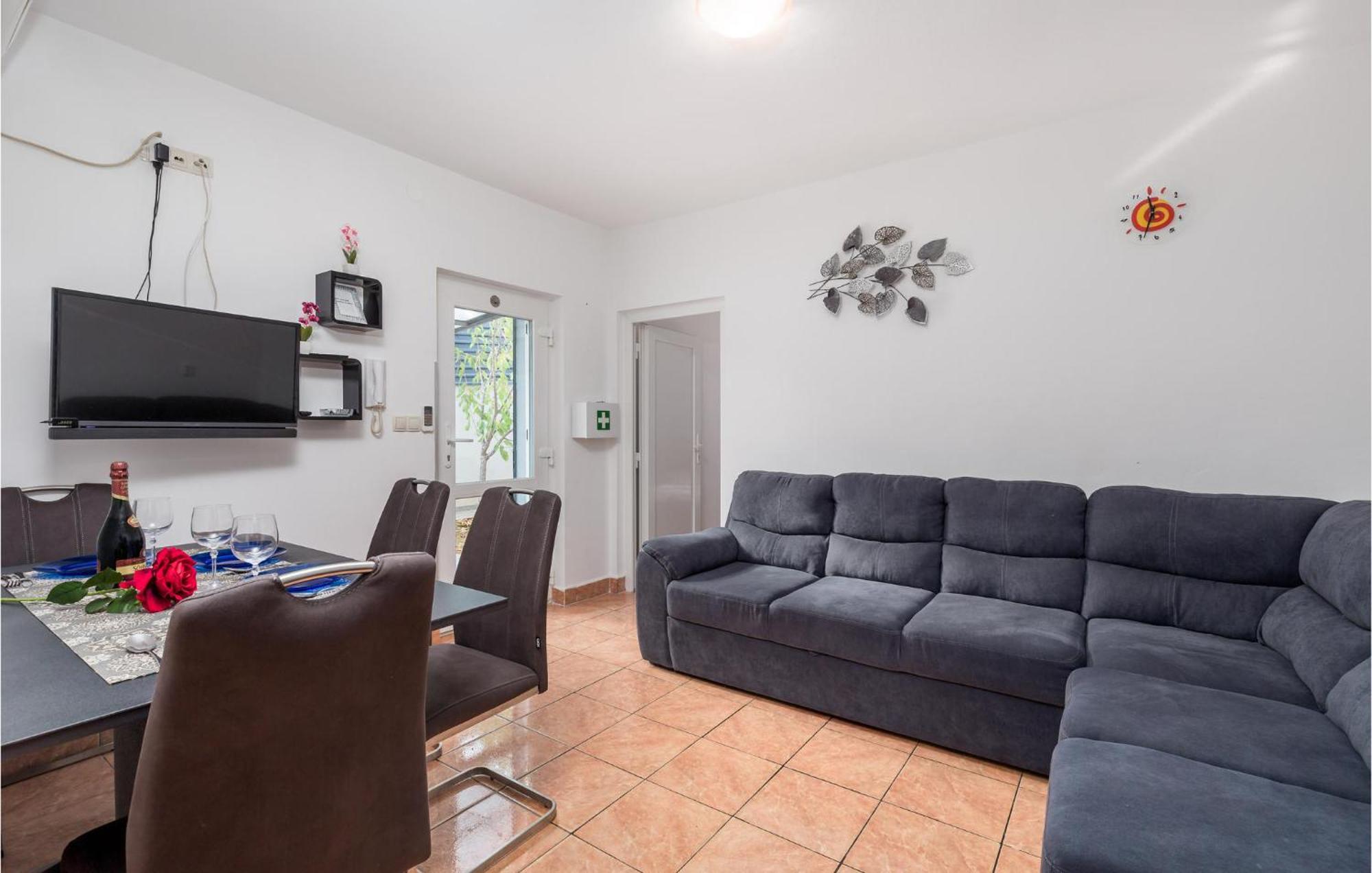 1 Bedroom Beautiful Apartment In Vrh Vrh  المظهر الخارجي الصورة