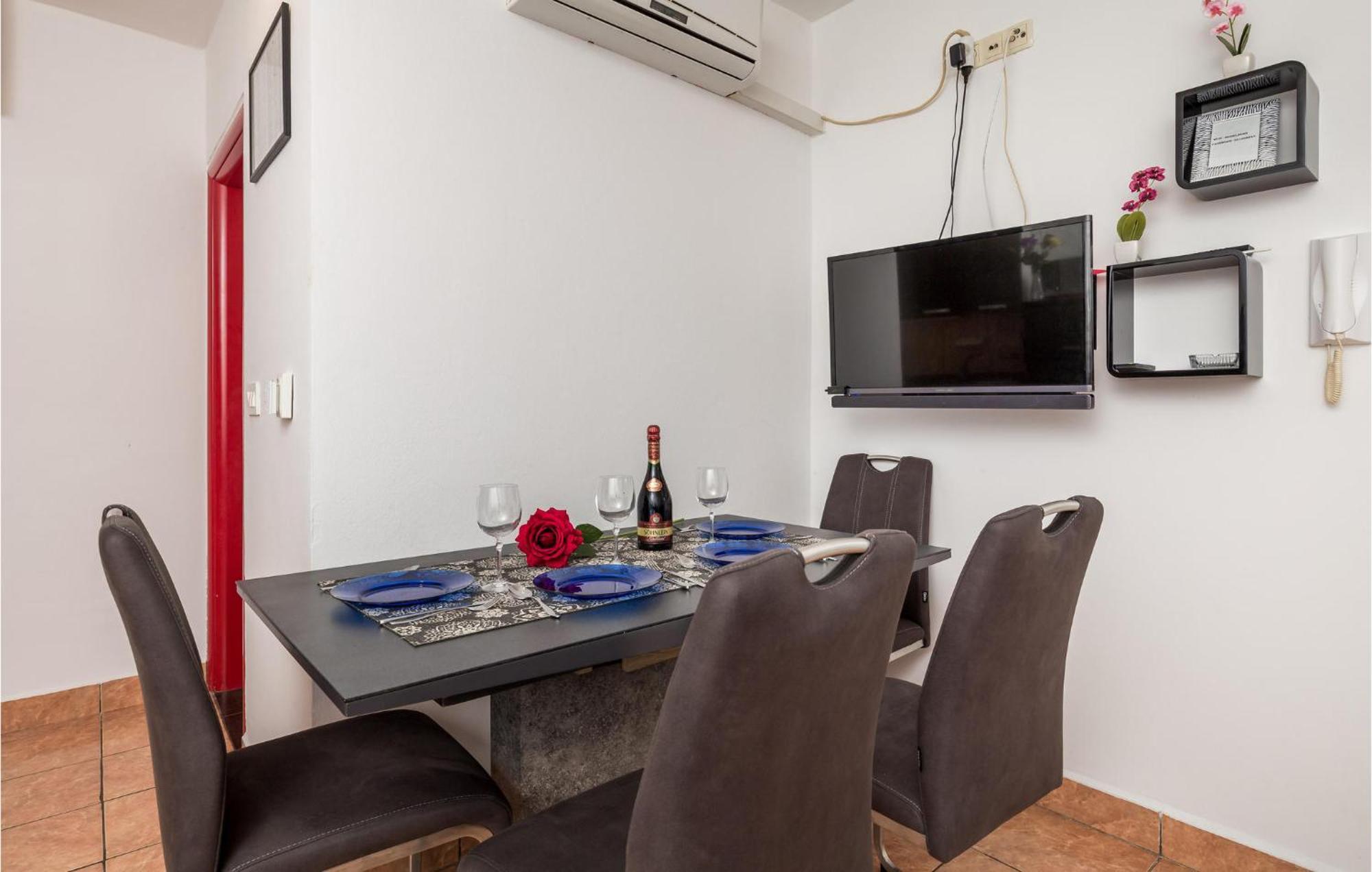 1 Bedroom Beautiful Apartment In Vrh Vrh  المظهر الخارجي الصورة