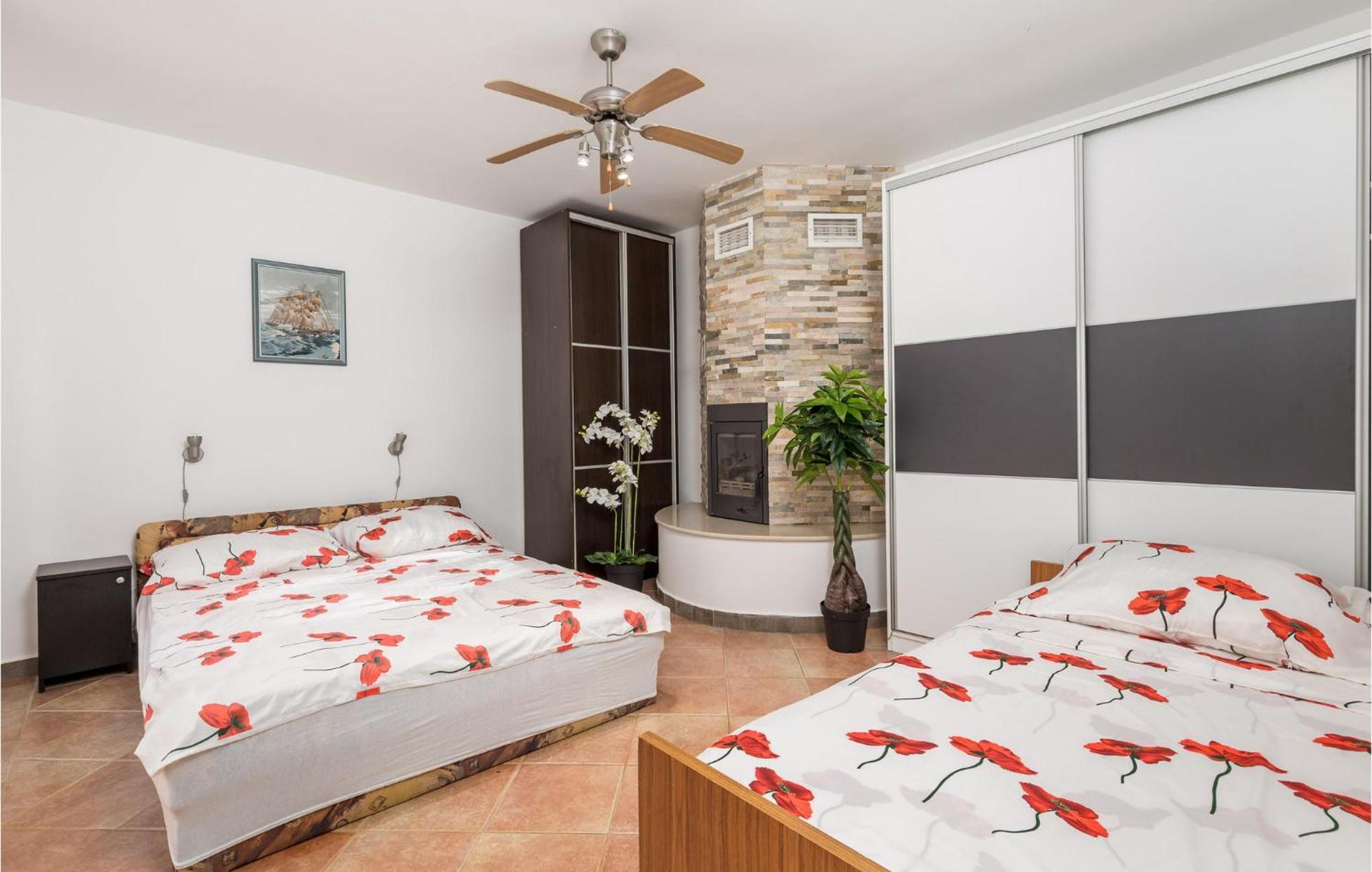 1 Bedroom Beautiful Apartment In Vrh Vrh  المظهر الخارجي الصورة