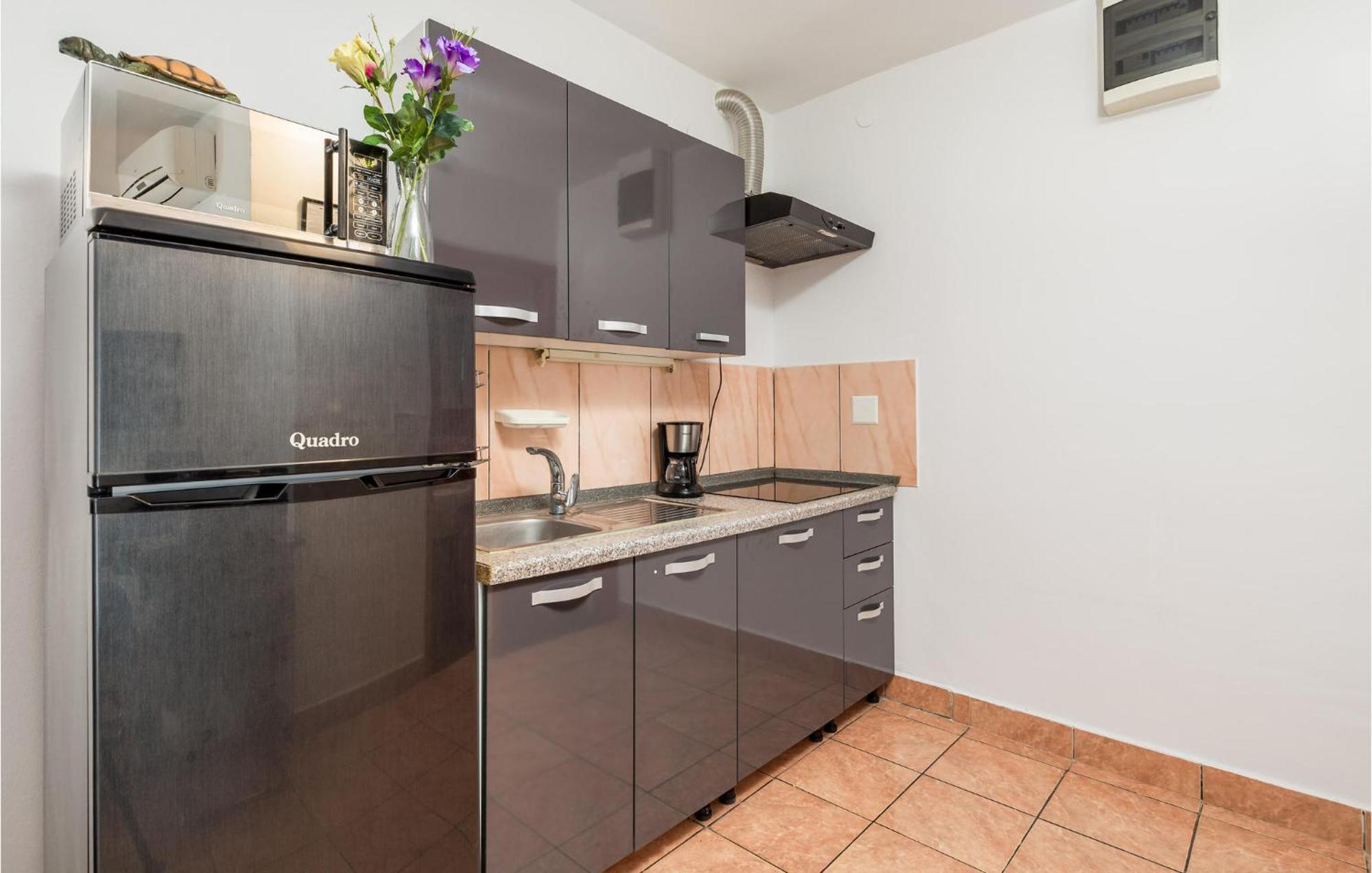 1 Bedroom Beautiful Apartment In Vrh Vrh  المظهر الخارجي الصورة