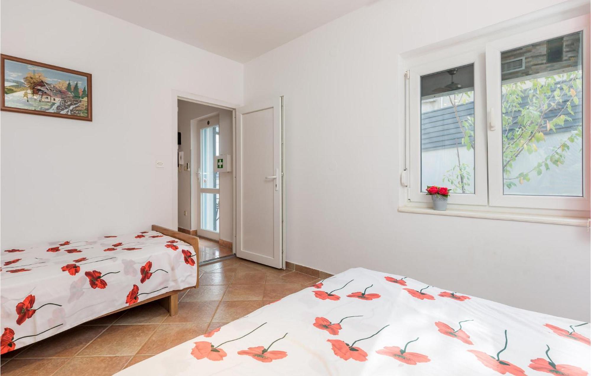 1 Bedroom Beautiful Apartment In Vrh Vrh  المظهر الخارجي الصورة